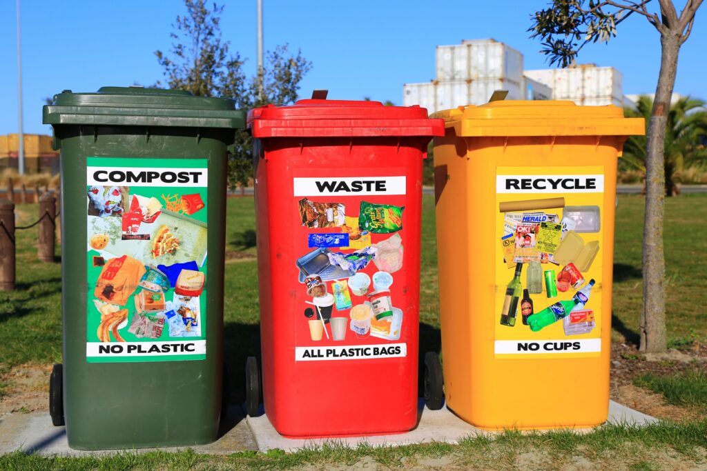 Immagine di 3 bidoni per la raccolta differenziata dei rifiuti urbani